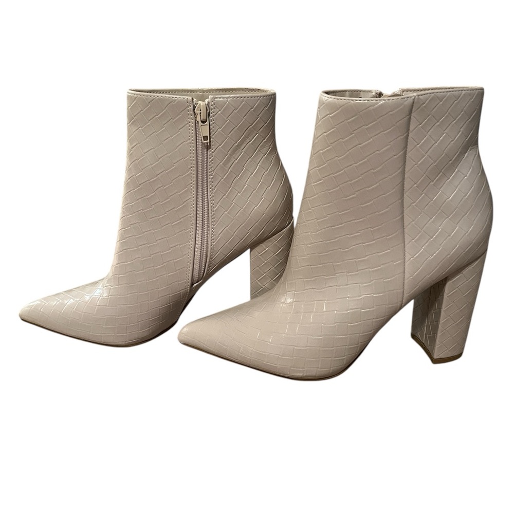 NWOT Bamboo Bellflower Cream/Beige Ankle Boots with Zipper - Size 7